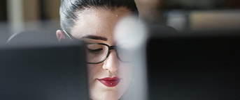 Mitarbeiterin am Computer Mitarbeiterin am Computer